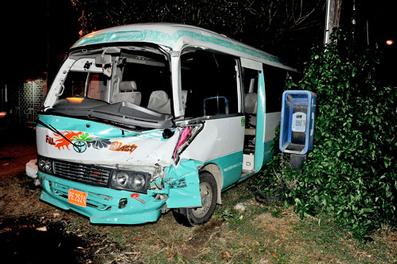 Driver of overturned bus warned by police News Jamaica Star